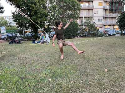 Davide nel frettempo, incuriosito dalla rodeo, sale sulla linea senza timore affrontandola a suon di buttbounce